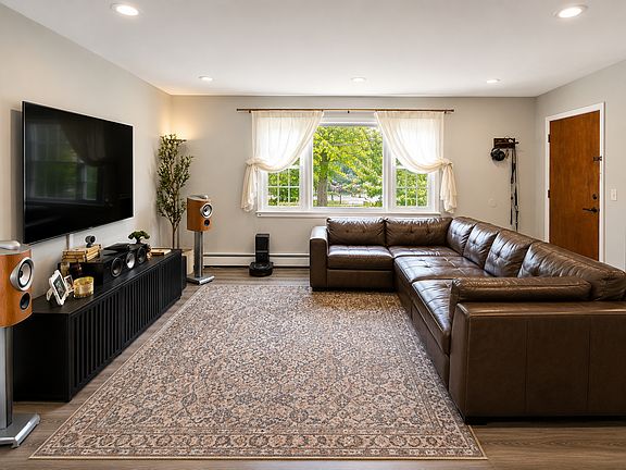 3rd image of 139 Linnett St #2