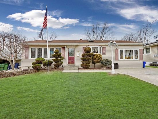 37 Buttonwood Dr, Parlin, NJ 08859