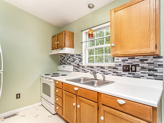3rd image of 14 Glenna Ct