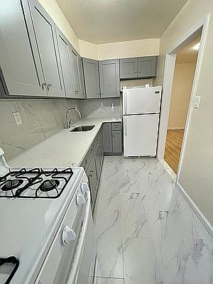 3rd image of 140-21 Burden Cres #511