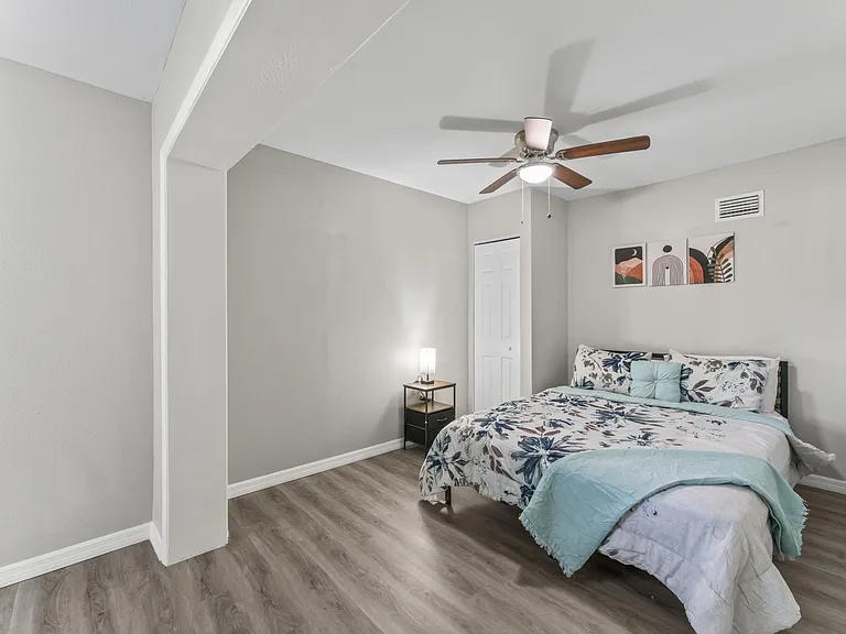 E Sadie St — Photo 1