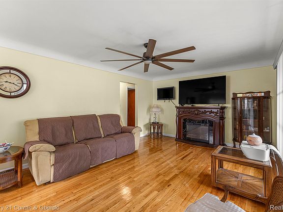 3rd image of 26657 W Chicago St