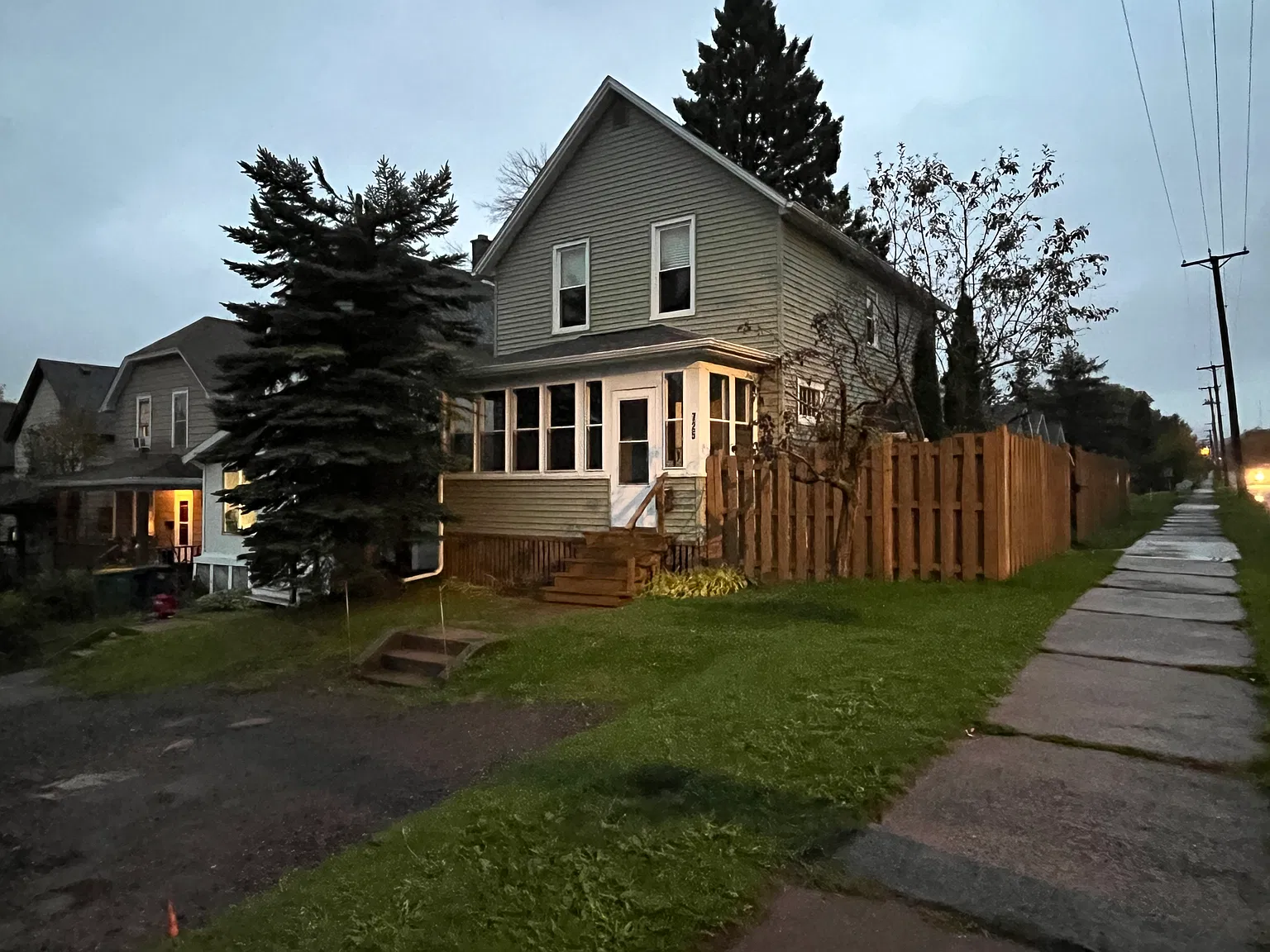 4 bed, $2,100 — Photo 1