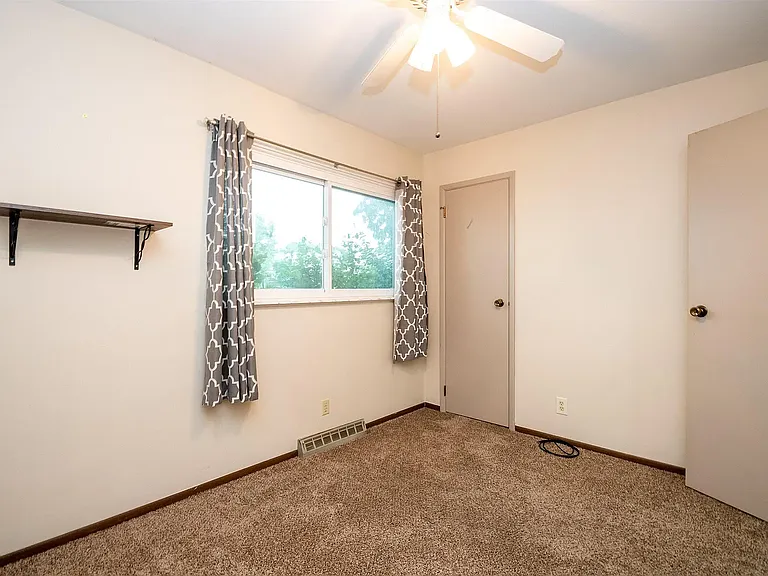 2405 W Carriage Ln — Photo 23