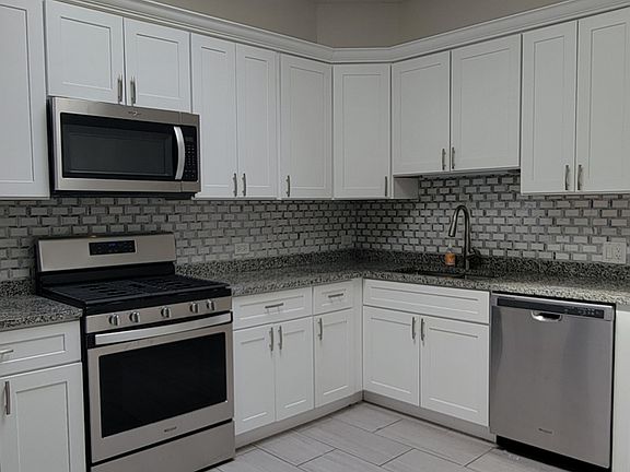 2nd image of 1921 W Belmont Ave #2