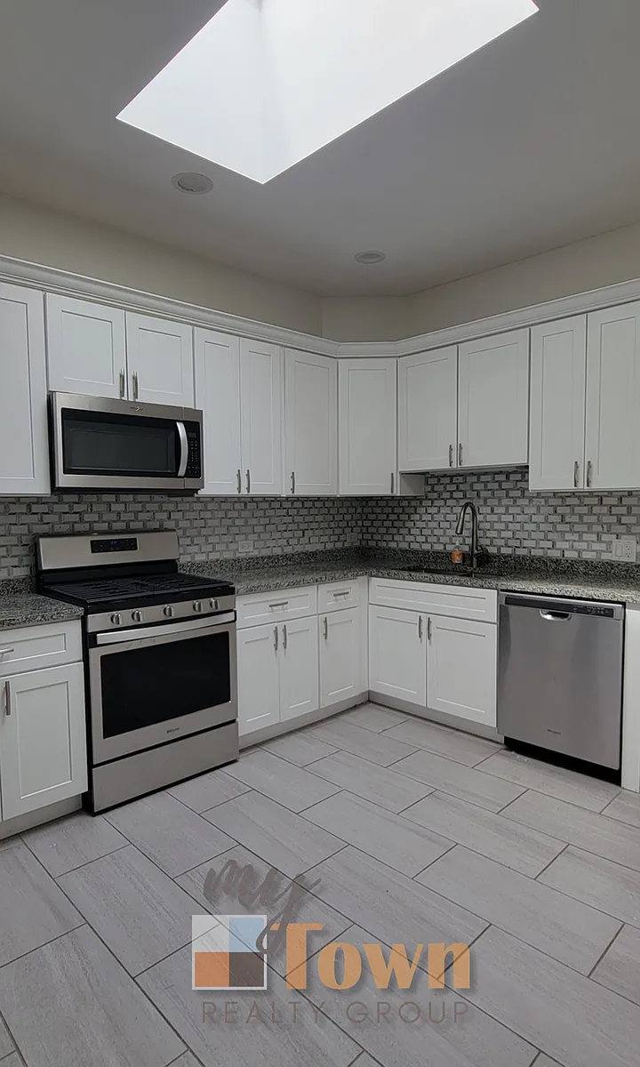 Building Photo - 1921 W Belmont Ave #2