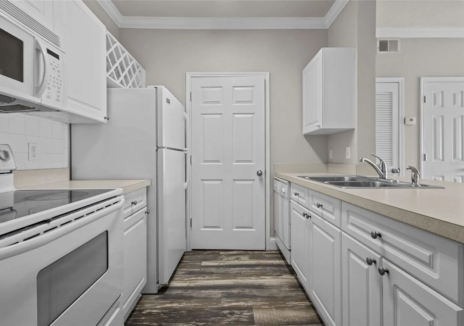 Charming Clearwater 1 Bedroom Condo with Secure Parking and Community Pool — Photo 3
