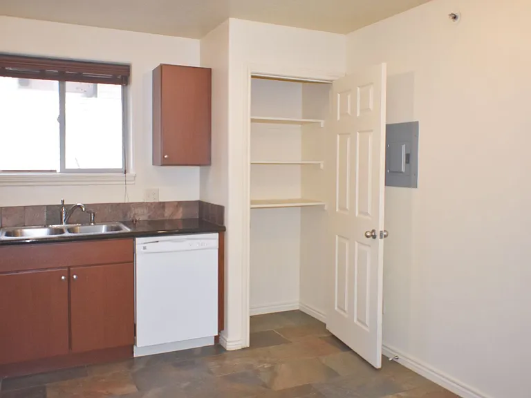 1115 Belford Ave — Photo 9