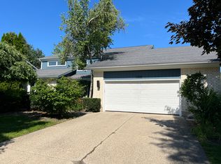 1303 Hidden Lake Dr, Buffalo Grove, IL 60089