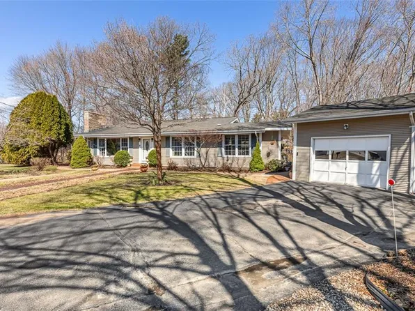 7 Robert St, Smithfield, RI 02828