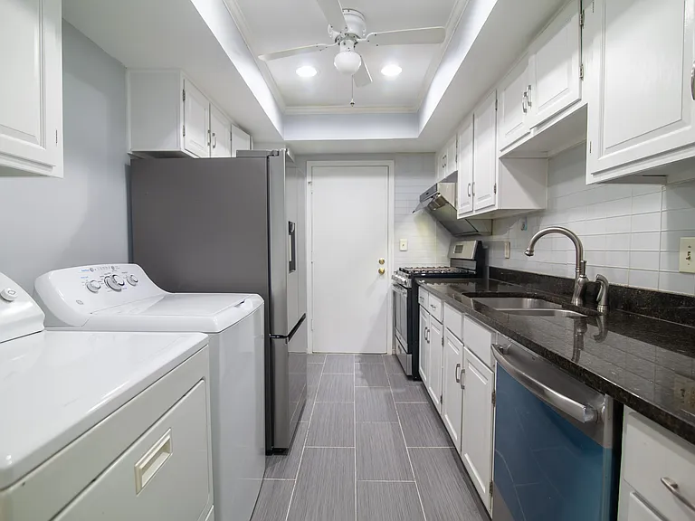 Gourmet Kitchen: Equipped with a brand-new Samsung refrigerator, a 5-burner gas stove, and a powerful 500 CFM range hood.
Full-sized washer and dryer included (provided AS-IS).