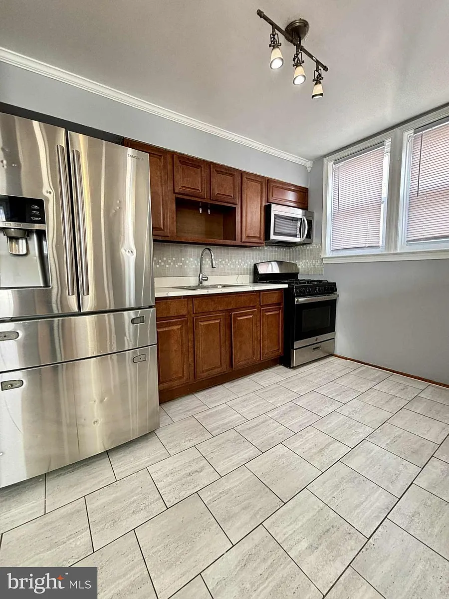 Building Photo - 1303 E Johnson St #2