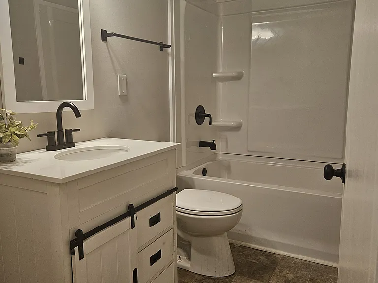 Main bathroom with deep tub