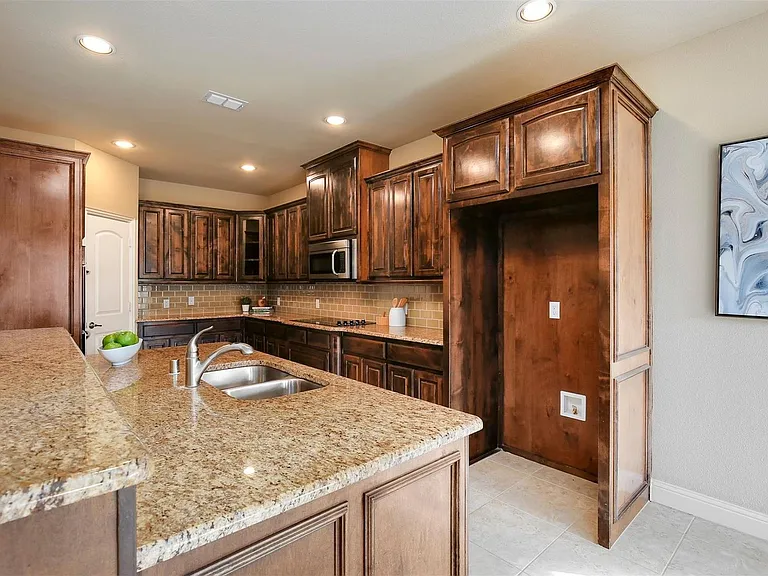 1087 Sahallee Dr — Photo 16