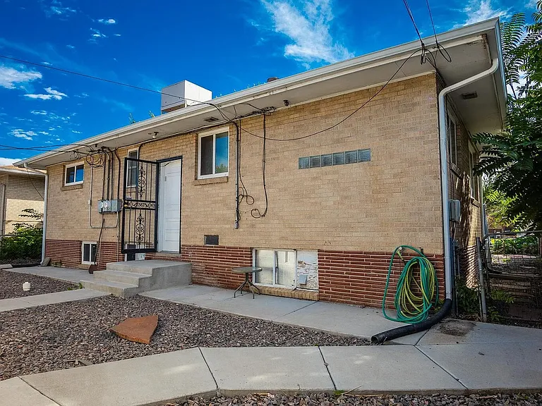 1381 S Grant St — Photo 31