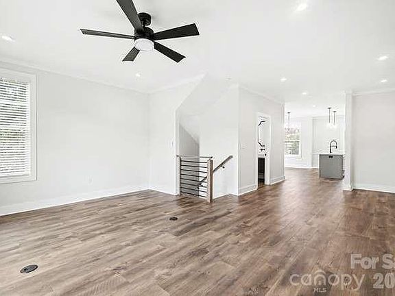 4th image of 1300 E 10th St #11