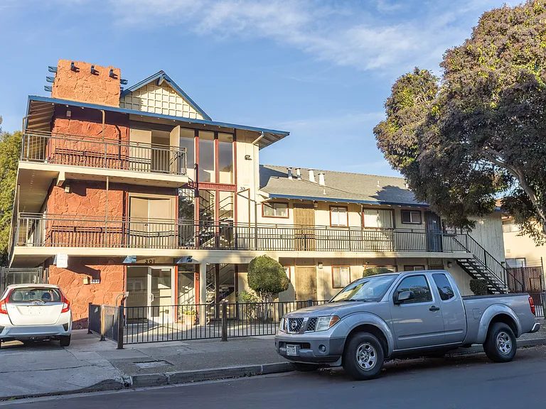 301 E Okeefe St — Photo 32