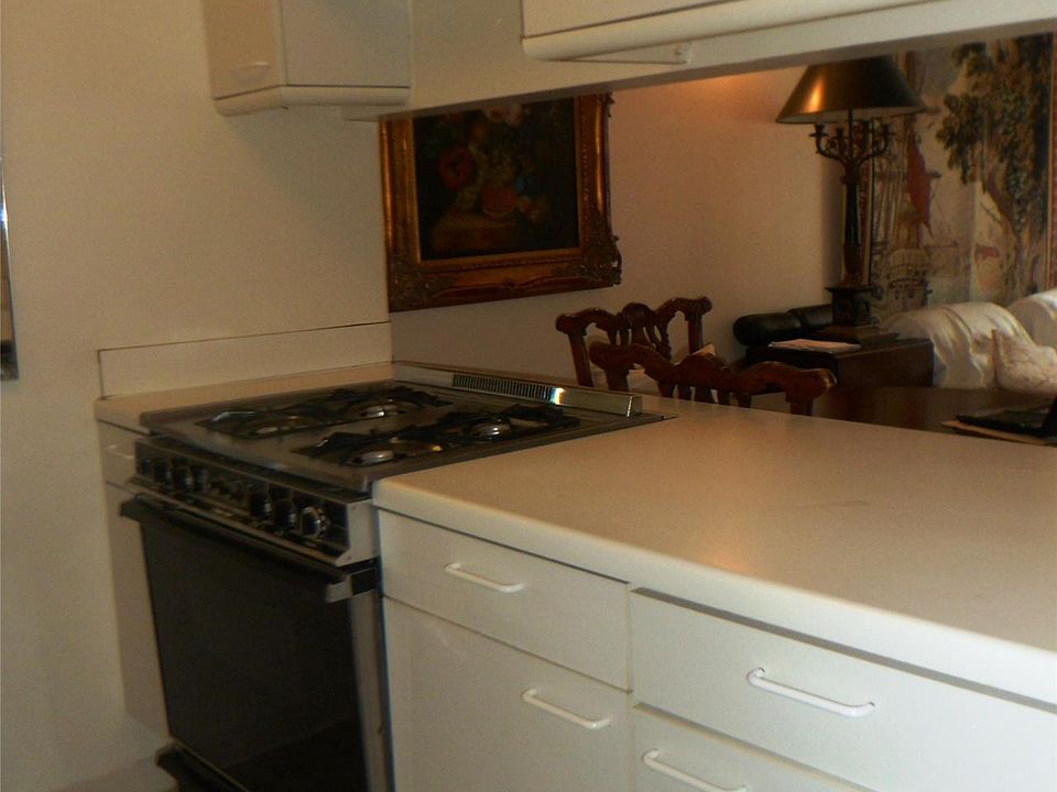 2nd image of 300 Rector Pl APT 8L
