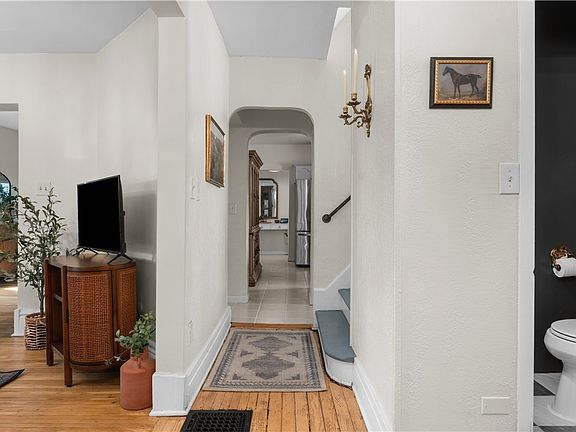 4th image of 30 Villa Ave