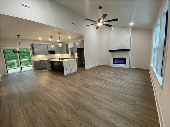 2nd image of 10 Perth Dr