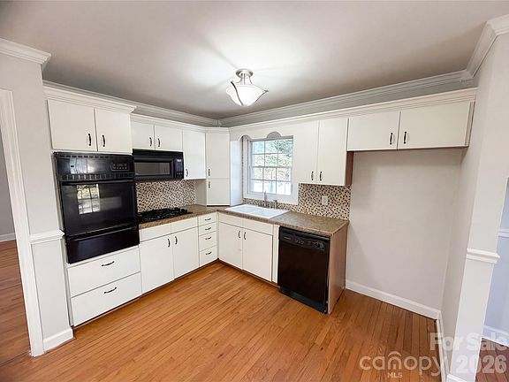 2nd image of 1512 Buckingham Ave