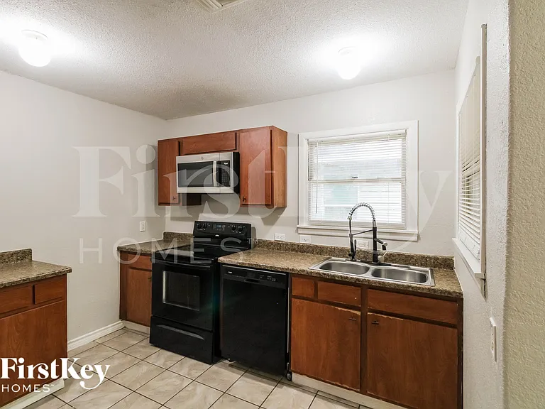 1108 W Camp Cir — Photo 8