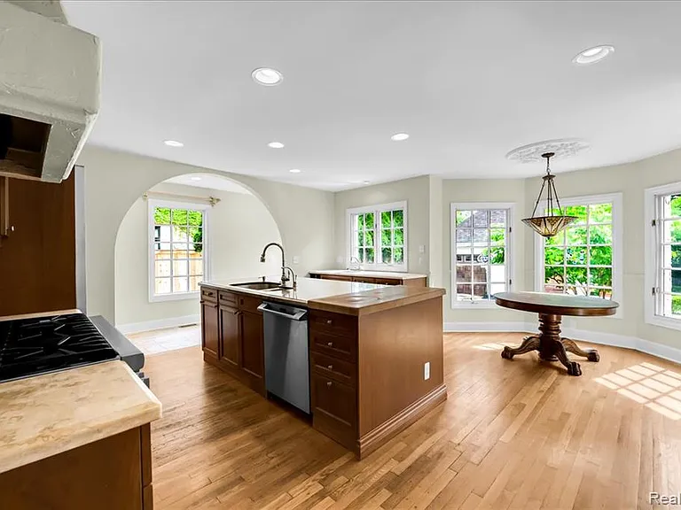455 Linden Rd — Photo 18