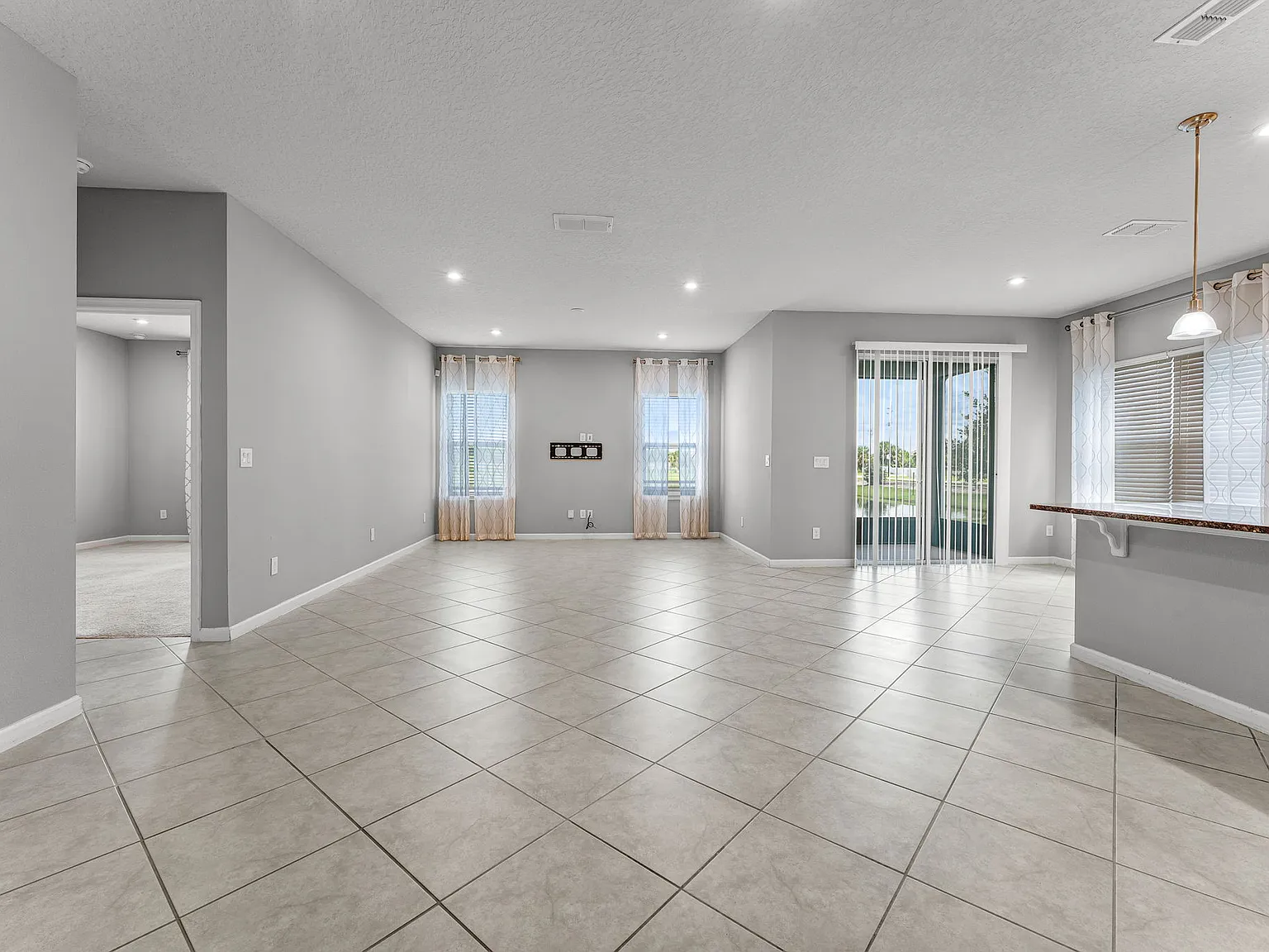 4 bed, 2100 sqft, $2,695 — Photo 3