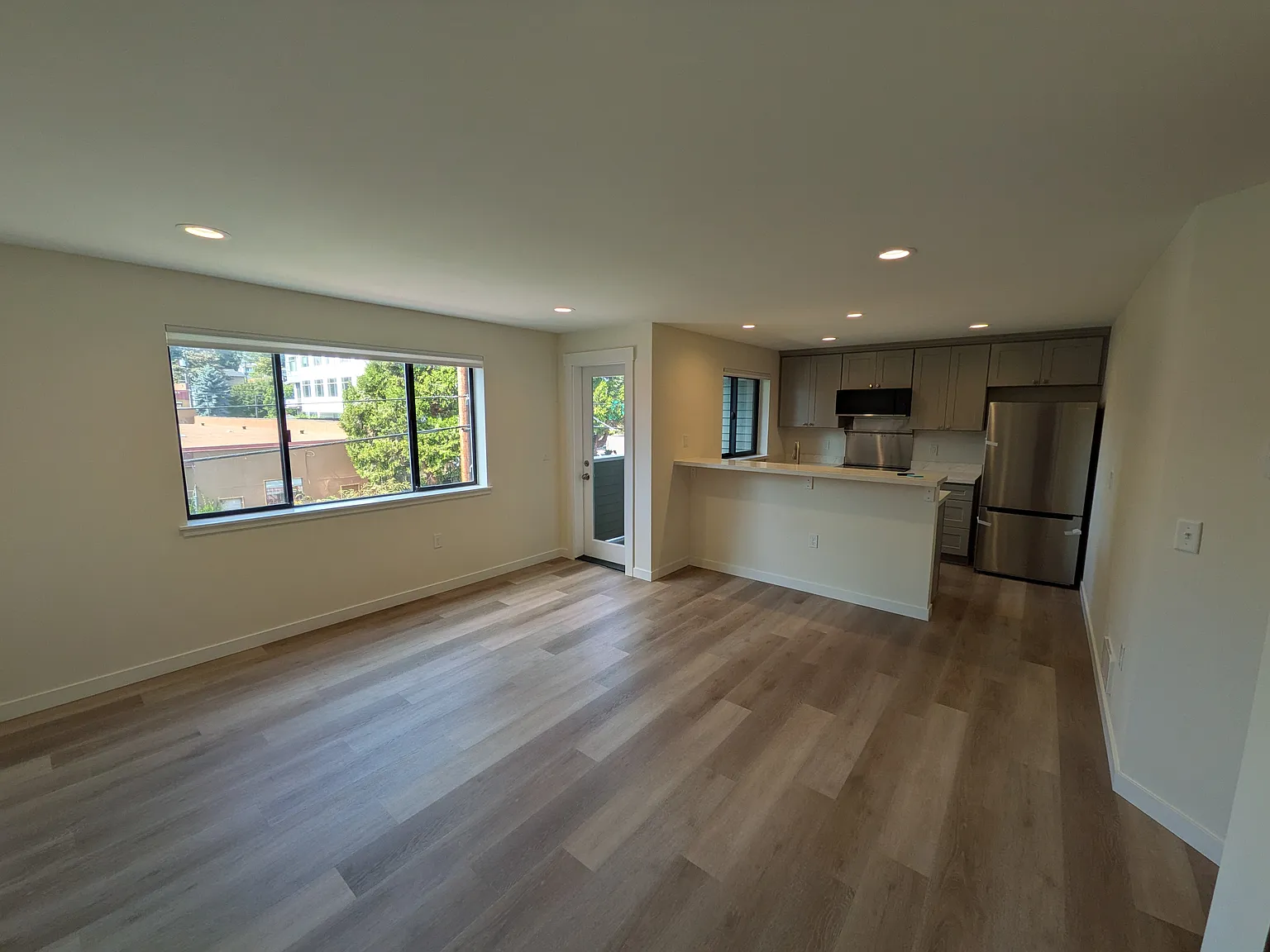 2 bed, 1.5 bath, 735 sqft, $2,200 — Photo 4