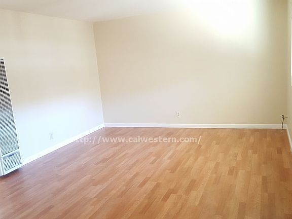 4th image of 878 Castlewood Dr APT 2
