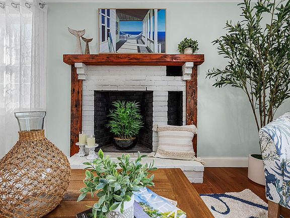 5th image of 300 Schoolhouse Road