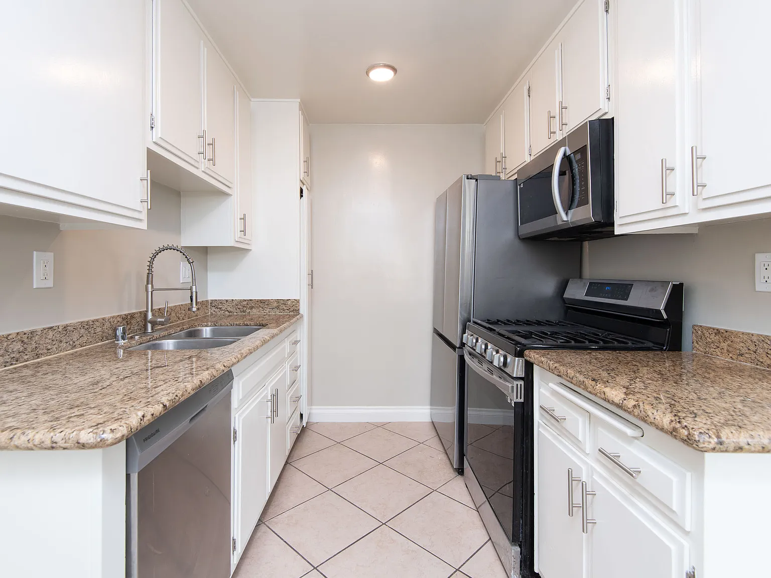 2 bed, 910 sqft, $3,850 — Photo 3