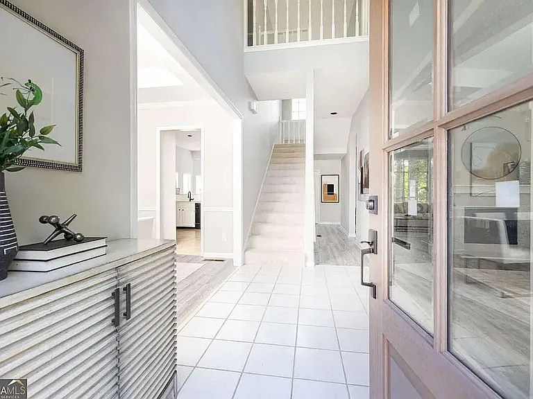 4 bed, 2.5 bath, 2500 sqft, $3,900 — Photo 4