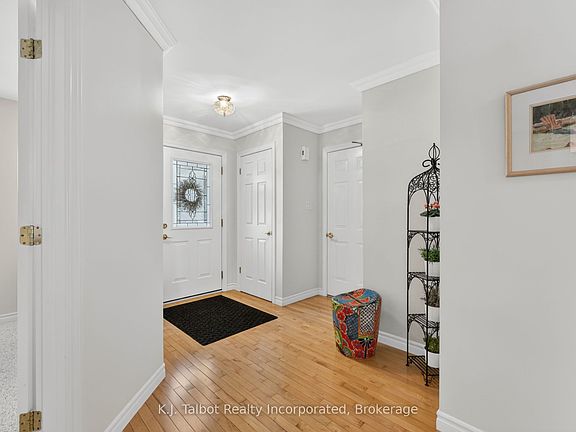 3rd image of 297 Bethune Cres
