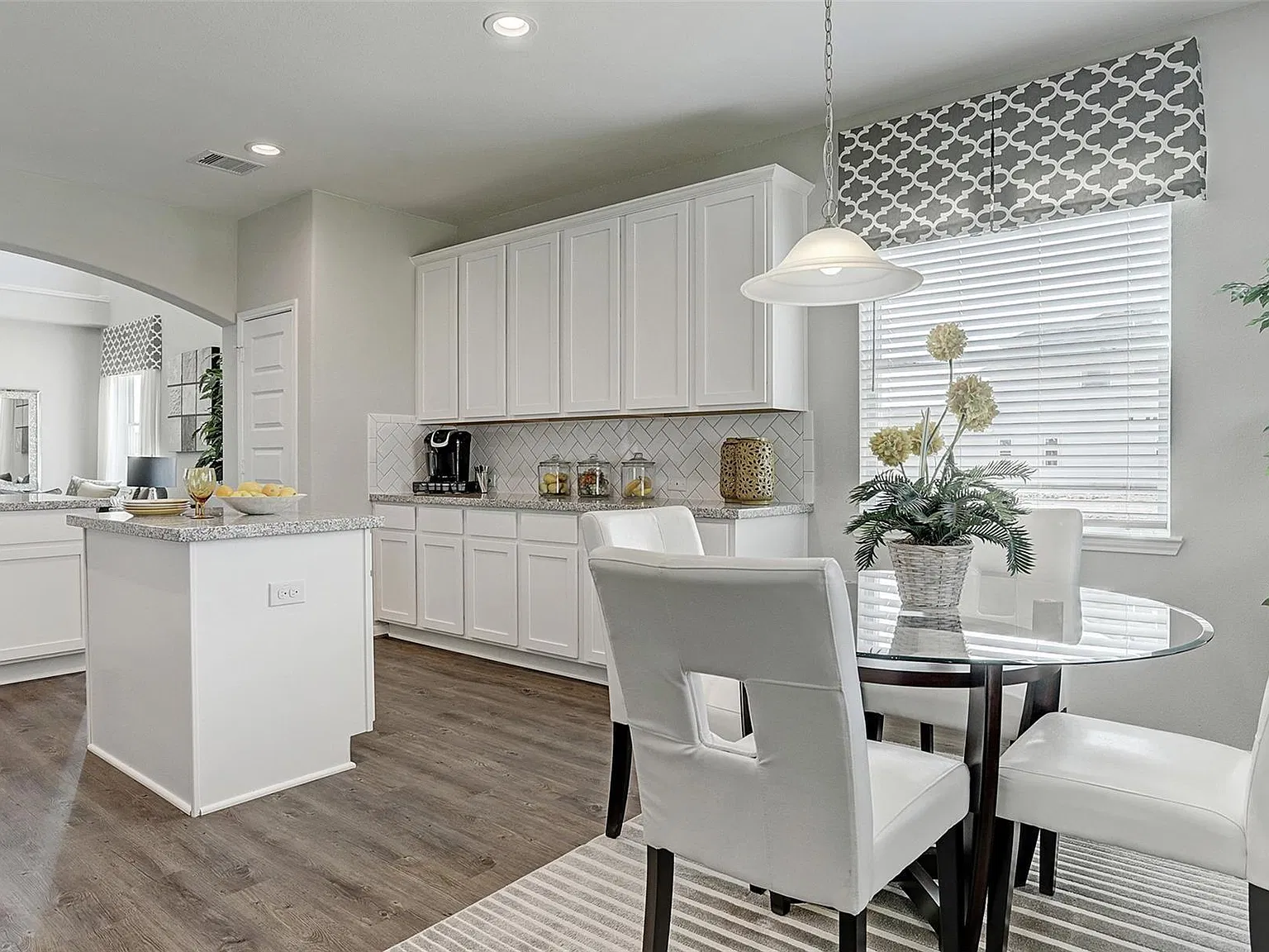 4 bed, 2.5 bath, 2118 sqft, $2,500 — Photo 2