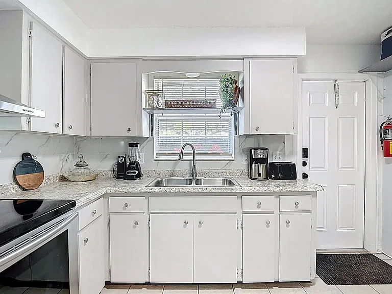 220 SE Jefferson Cir N — Photo 11