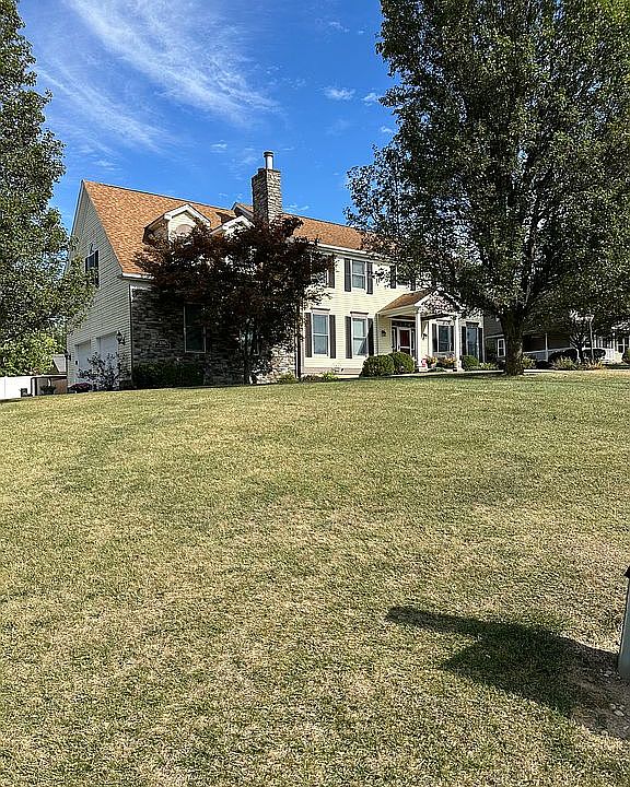 2nd image of 1285 Round Hill Dr