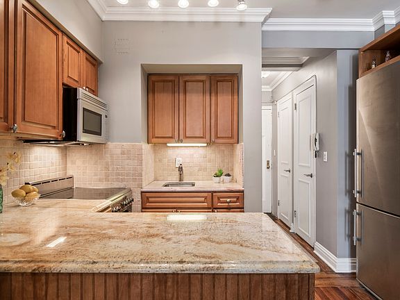 4th image of 320 E 42nd St APT 604