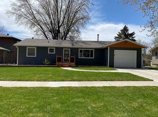 821 NE 6th St, Madison, SD 57042
