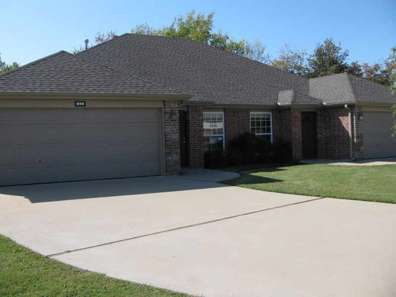 1st image of 856 Oakwood Ct