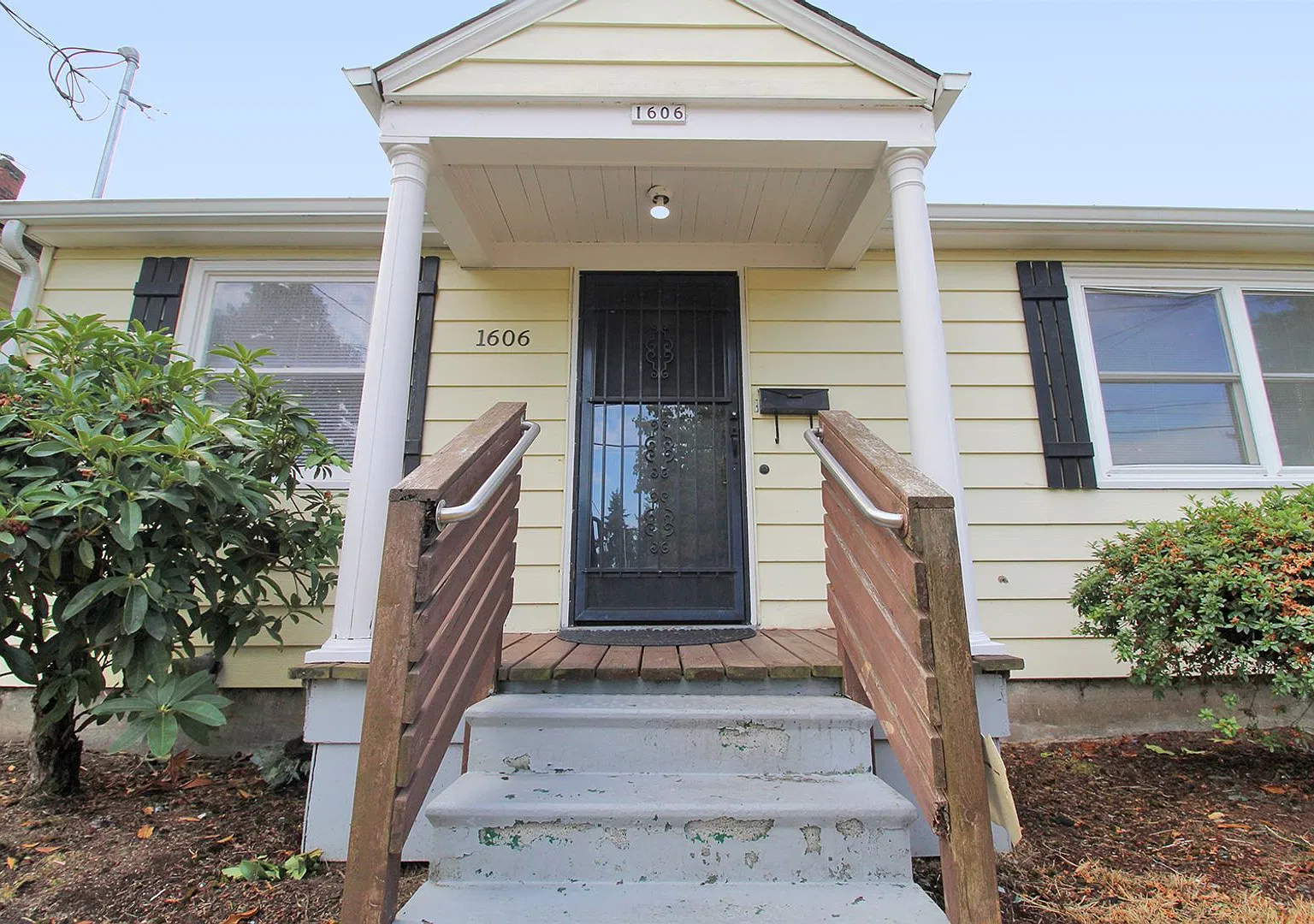 Great Overlook 2 Bedroom Bungalow - Steps to Max — Photo 2