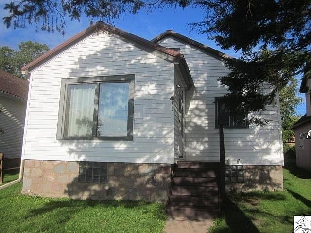 1st image of 211 1st Ave N