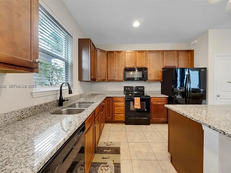 932 Banyan Dr — Photo 10