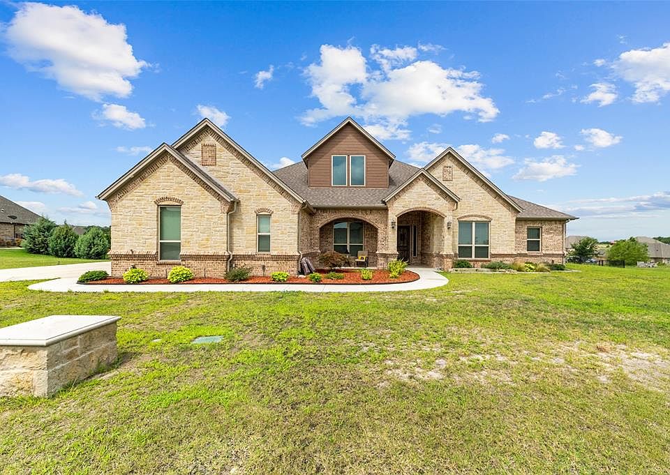 1st image of 322 Bear Country Dr
