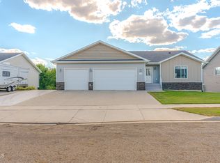 2013 Macedonia Ave SE, Mandan, ND 58554