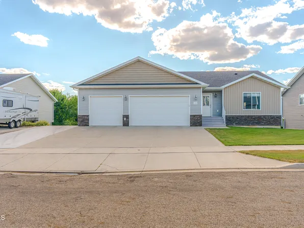 2013 Macedonia Ave SE, Mandan, ND 58554