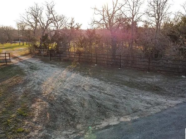 389 Sandholler Rd, Dale, TX 78616