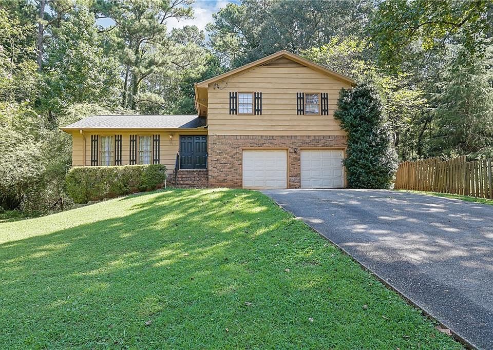 1st image of 818 Bradford Ct SW