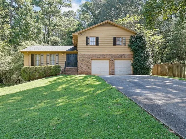 818 Bradford Ct SW, Lilburn, GA 30047