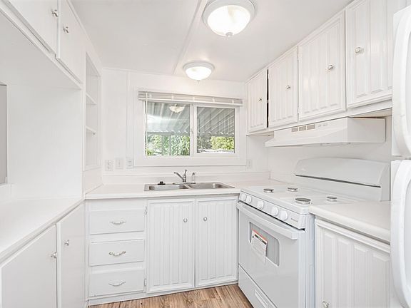 5th image of 146 Lark St
